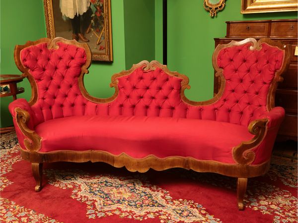 Divano tête-à-tête impiallacciato in piuma di noce  - Asta Due case fiorentine - Associazione Nazionale - Case d'Asta italiane