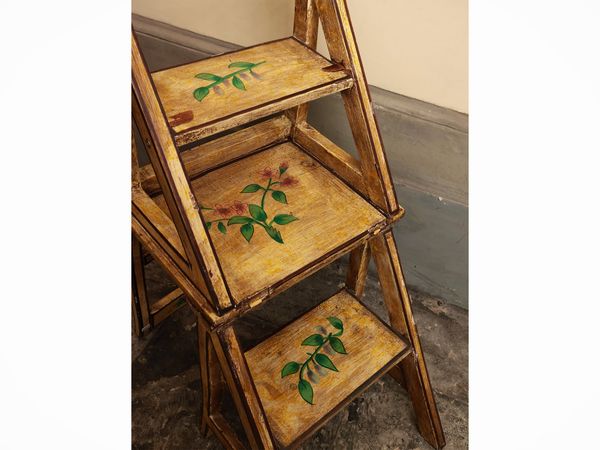 Sedia scaletta rustica da biblioteca in legno laccato  - Asta Due case fiorentine - Associazione Nazionale - Case d'Asta italiane