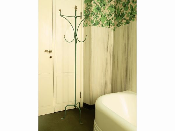 Attaccapanni a stelo in ferro battuto tinto verde acqua  - Asta Due case fiorentine - Associazione Nazionale - Case d'Asta italiane