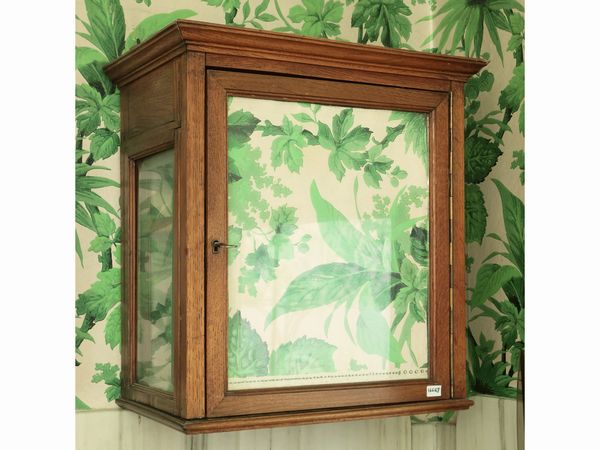 Piccolo stipo pensile in rovere  - Asta Due case fiorentine - Associazione Nazionale - Case d'Asta italiane