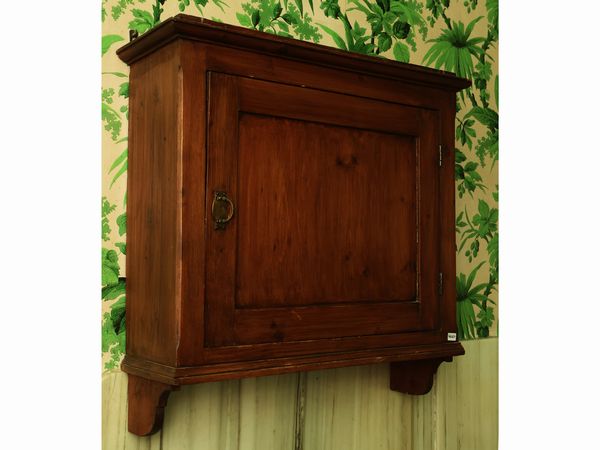 Piccolo stipo pensile rustico in legno tenero  - Asta Due case fiorentine - Associazione Nazionale - Case d'Asta italiane