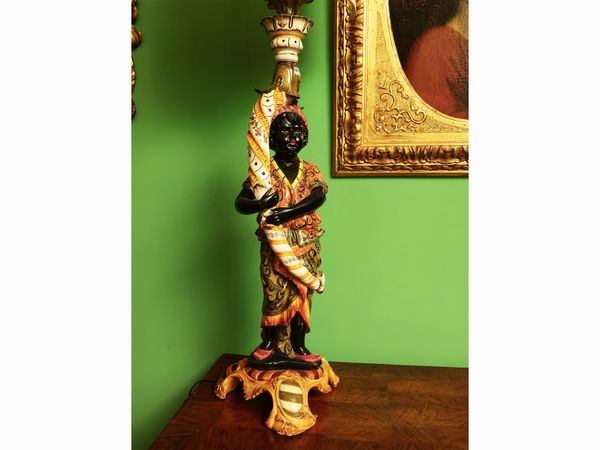 Coppia di moretti portalampada in ceramica policroma  - Asta Due case fiorentine - Associazione Nazionale - Case d'Asta italiane