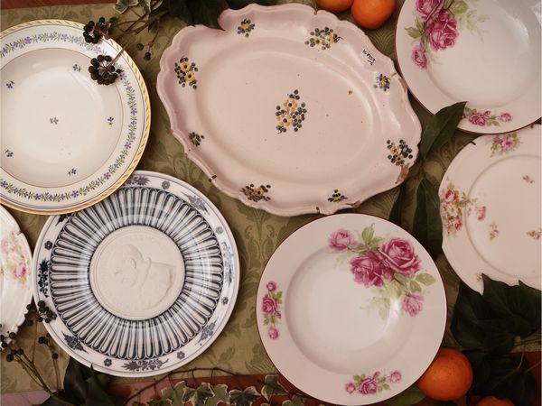 Assortimenti di piatti in porcellana da collezione  - Asta Due case fiorentine - Associazione Nazionale - Case d'Asta italiane