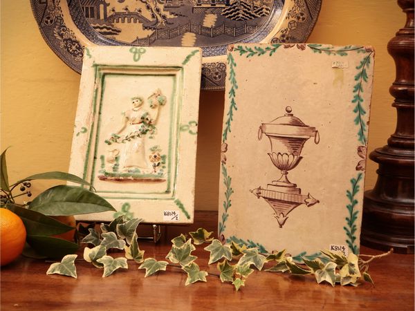 Due placche da stufa in maiolica  - Asta Due case fiorentine - Associazione Nazionale - Case d'Asta italiane
