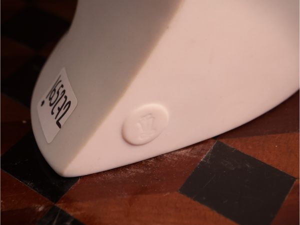 Arlecchino musicante in porcellana, serie Utopia, Lladr  - Asta Due case fiorentine - Associazione Nazionale - Case d'Asta italiane