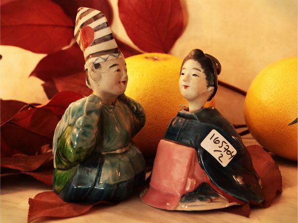 Coppia di piccoli Magot in biscuit policromo  - Asta Due case fiorentine - Associazione Nazionale - Case d'Asta italiane