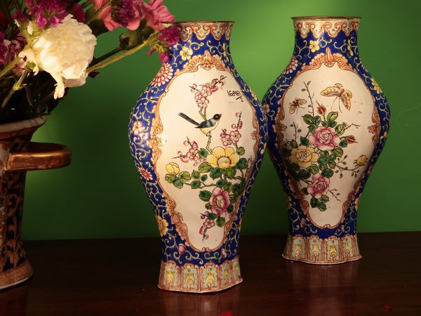 Coppia di vasi in smalto cloisonn  - Asta Due case fiorentine - Associazione Nazionale - Case d'Asta italiane