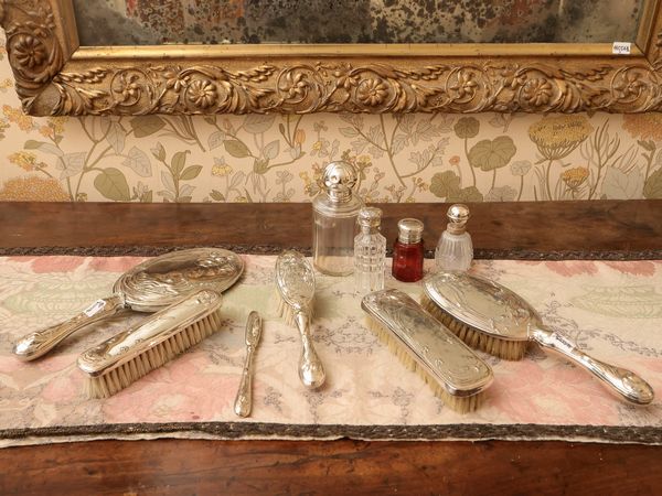 Set di accessori da toilette in argento, Art Nouveau  - Asta Due case fiorentine - Associazione Nazionale - Case d'Asta italiane