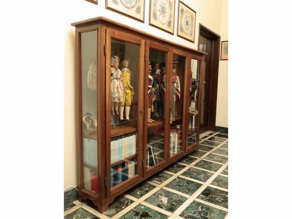 Grande vetrina bassa per collezioni in noce  - Asta Due case fiorentine - Associazione Nazionale - Case d'Asta italiane