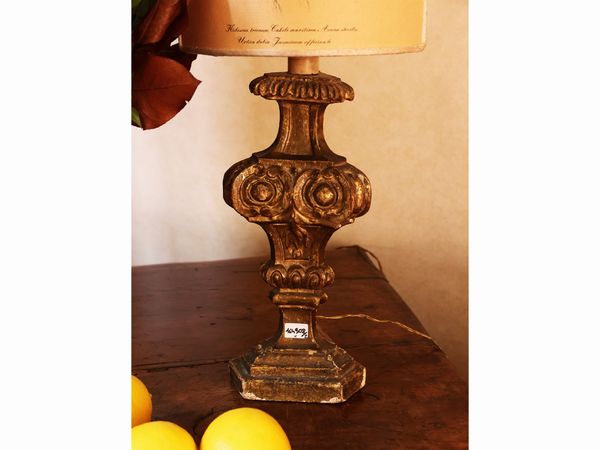 Torciera in legno laccato verde acqua e lumeggiato in oro  - Asta Due case fiorentine - Associazione Nazionale - Case d'Asta italiane