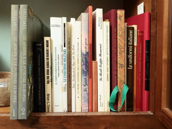 Grande miscellanea di libri su Uniformi, eserciti e armate  - Asta Due case fiorentine - Associazione Nazionale - Case d'Asta italiane