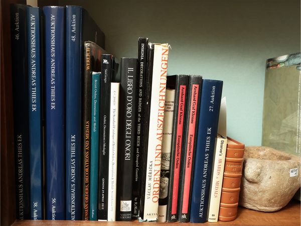 Miscellanea di libri, opuscoli e cataloghi di aste su Ordini, decorazioni  - Asta Due case fiorentine - Associazione Nazionale - Case d'Asta italiane