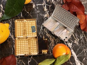 Due portasigarette-accendino in metallo e smalti, Ronson  - Asta Due case fiorentine - Associazione Nazionale - Case d'Asta italiane