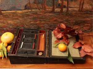 Scrittoio da viaggio rivestiro in cuoi verde lumeggiato in oro  - Asta Due case fiorentine - Associazione Nazionale - Case d'Asta italiane