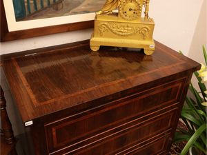 Piccolo mobile portalegna impiallacciato in piuma di mogano  - Asta Due case fiorentine - Associazione Nazionale - Case d'Asta italiane