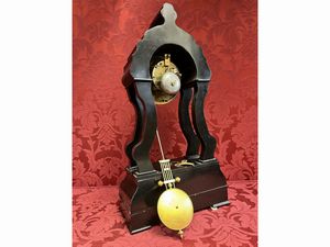 Grande orologio da tavolo in legno ebanizzato  - Asta Due case fiorentine - Associazione Nazionale - Case d'Asta italiane