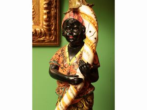 Coppia di moretti portalampada in ceramica policroma  - Asta Due case fiorentine - Associazione Nazionale - Case d'Asta italiane