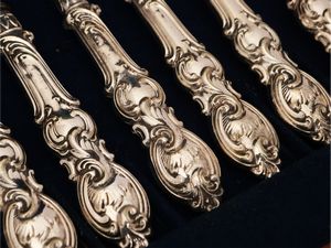 Servizio di posate da frutta in metallo argentato  - Asta Due case fiorentine - Associazione Nazionale - Case d'Asta italiane