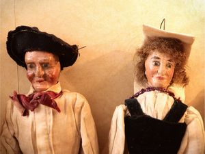 Gruppo di nove marionette in legno dipinto  - Asta Due case fiorentine - Associazione Nazionale - Case d'Asta italiane