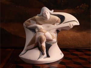 Arlecchino musicante in porcellana, serie Utopia, Lladr  - Asta Due case fiorentine - Associazione Nazionale - Case d'Asta italiane