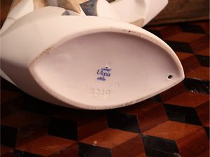 Arlecchino musicante in porcellana, serie Utopia, Lladr  - Asta Due case fiorentine - Associazione Nazionale - Case d'Asta italiane