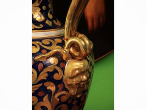 Grande vaso ad anfora in terracotta smaltata a lustro, Gualdo Tadino  - Asta Due case fiorentine - Associazione Nazionale - Case d'Asta italiane