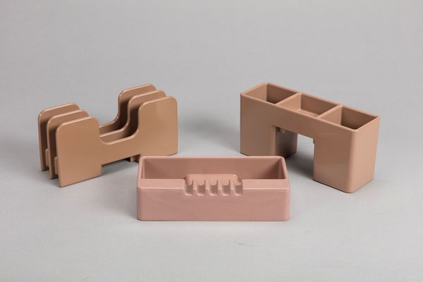 Ettore Sottsass Jr : Set da scrivania  - Asta Design e Arti Decorative - Associazione Nazionale - Case d'Asta italiane