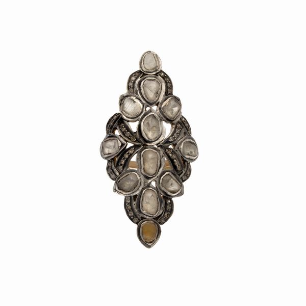 Antico anello a losanga in oro e argento con diamanti piatti  - Asta Gioielli Orologi Bijoux Vintage Web Only - Associazione Nazionale - Case d'Asta italiane