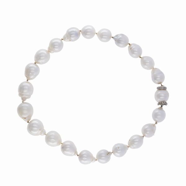 Collana ad un filo di perle barocche a gradazione  - Asta Gioielli Orologi Bijoux Vintage Web Only - Associazione Nazionale - Case d'Asta italiane