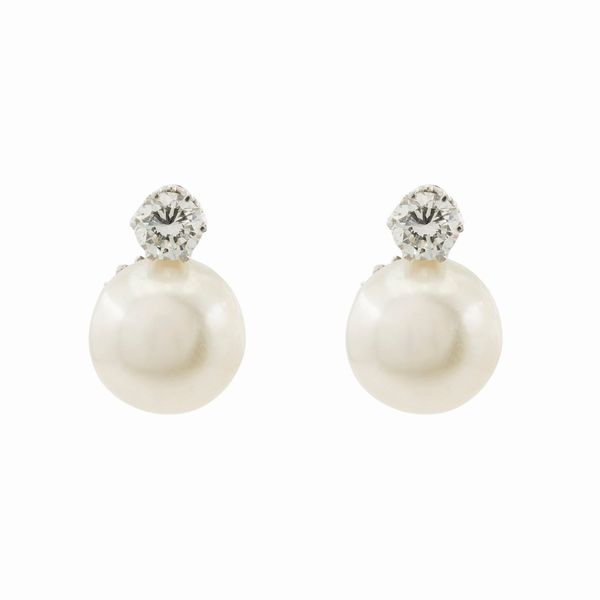 Orecchini a lobo in oro bianco 18kt due perle coltivate  - Asta Gioielli Orologi Bijoux Vintage Web Only - Associazione Nazionale - Case d'Asta italiane