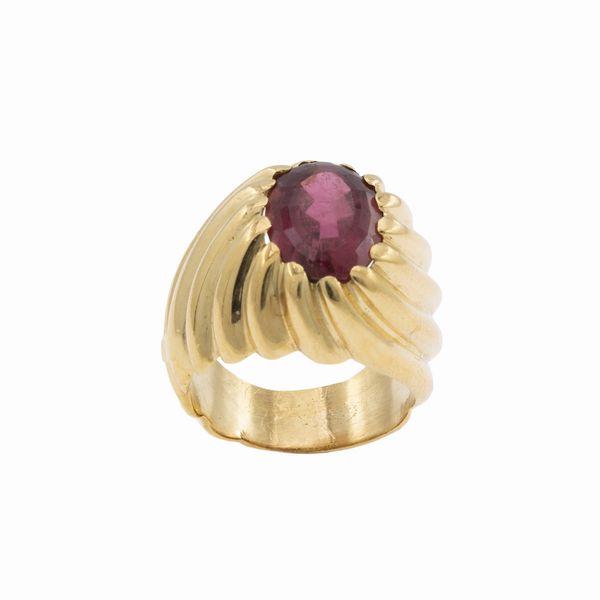 Anello in oro giallo 18kt con rubellite  - Asta Gioielli Orologi Bijoux Vintage Web Only - Associazione Nazionale - Case d'Asta italiane