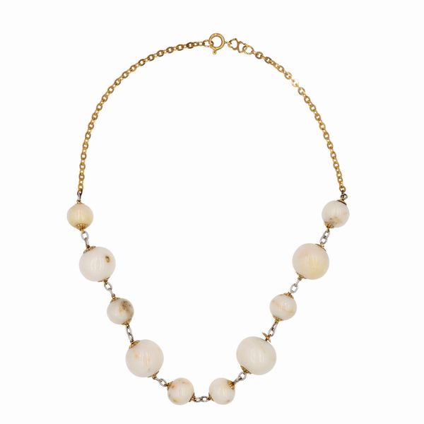 Collana in oro giallo 18kt e sfere di corallo a gradazione  - Asta Gioielli Orologi Bijoux Vintage Web Only - Associazione Nazionale - Case d'Asta italiane