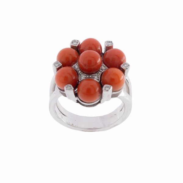 Anello in oro bianco 18kt corallo e diamanti  - Asta Gioielli Orologi Bijoux Vintage Web Only - Associazione Nazionale - Case d'Asta italiane
