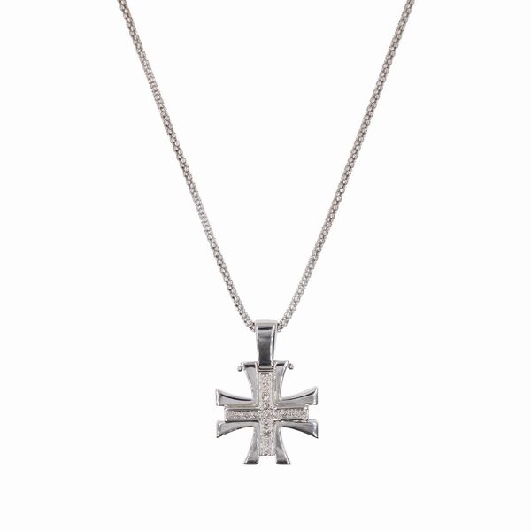 Collana con croce pendente in oro bianco 18kt e diamanti  - Asta Gioielli Orologi Bijoux Vintage Web Only - Associazione Nazionale - Case d'Asta italiane