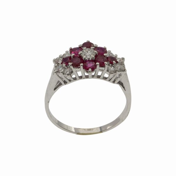 Anello fiore in oro bianco 18kt diamanti e rubini  - Asta Gioielli Orologi Bijoux Vintage Web Only - Associazione Nazionale - Case d'Asta italiane