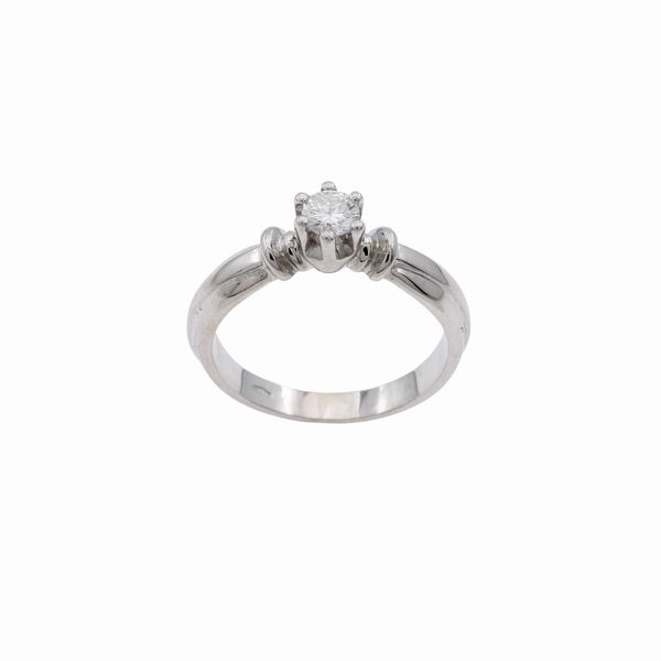 Anello solitario in oro bianco 18kt con diamante  - Asta Gioielli Orologi Bijoux Vintage Web Only - Associazione Nazionale - Case d'Asta italiane