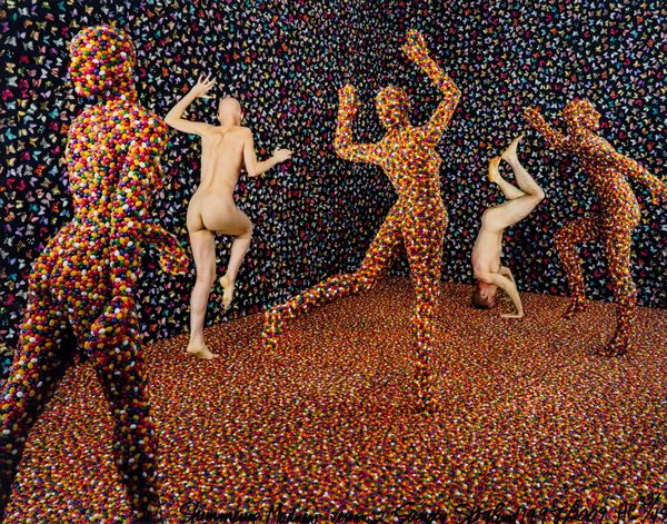 Sandy Skoglund : Shimmering Madness version 2  - Asta Fotografia: Unveiled Beauty - Associazione Nazionale - Case d'Asta italiane