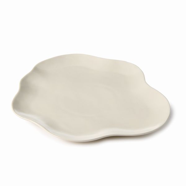 Piatto mosso in ceramica bianca  - Asta LA CASA DELL'ARCHITETTO Asta di Design - Associazione Nazionale - Case d'Asta italiane