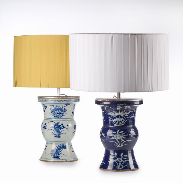 Coppia di lampade da tavolo cinesi in porcellana bianca e blu  - Asta LA CASA DELL'ARCHITETTO Asta di Design - Associazione Nazionale - Case d'Asta italiane