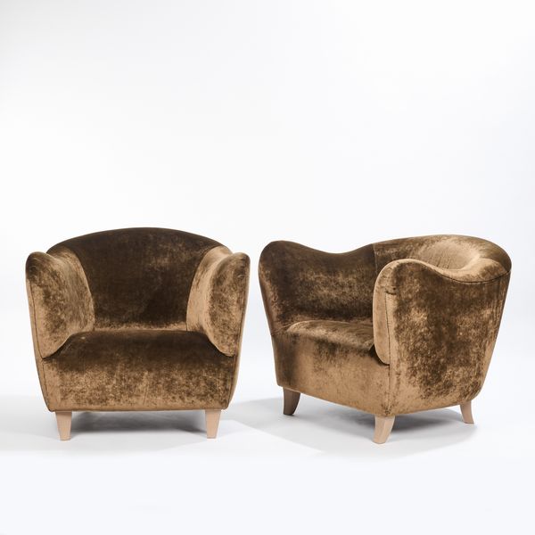 Annibale Colombo coppia di poltrone imbottite con rivestimento in velluto  - Asta LA CASA DELL'ARCHITETTO Asta di Design - Associazione Nazionale - Case d'Asta italiane