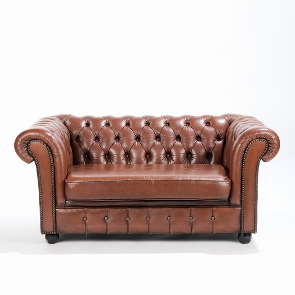 Divano in stile Chesterfield imbottito con rivestimento in cuoio capitonn  - Asta LA CASA DELL'ARCHITETTO Asta di Design - Associazione Nazionale - Case d'Asta italiane