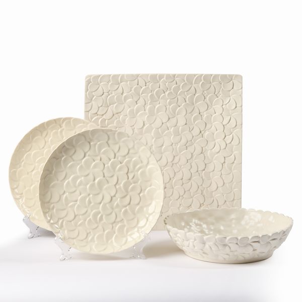 Un centrotavola, due piatti e una ciotola in ceramica bianca  - Asta LA CASA DELL'ARCHITETTO Asta di Design - Associazione Nazionale - Case d'Asta italiane