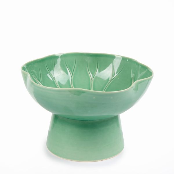 Portafrutta in ceramica verde con bordo sagomato  - Asta LA CASA DELL'ARCHITETTO Asta di Design - Associazione Nazionale - Case d'Asta italiane