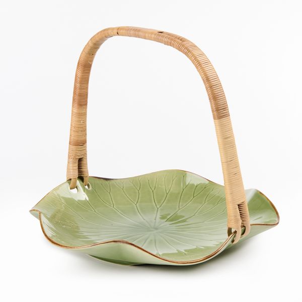 Portafrutta in ceramica verde con manico in midollino  - Asta LA CASA DELL'ARCHITETTO Asta di Design - Associazione Nazionale - Case d'Asta italiane