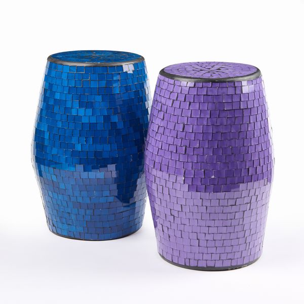 Due sgabelli in ceramica con struttura in metallo rivestiti da mosaico in vetro colorato  - Asta LA CASA DELL'ARCHITETTO Asta di Design - Associazione Nazionale - Case d'Asta italiane