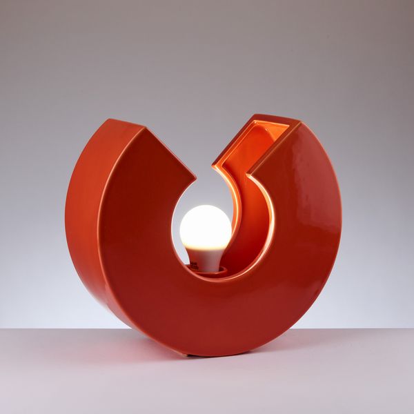 Shay Frisch Peri : Lampada da tavolo in ceramica arancio  - Asta LA CASA DELL'ARCHITETTO Asta di Design - Associazione Nazionale - Case d'Asta italiane