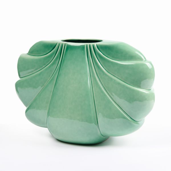 Grande vaso in ceramica verde a volute  - Asta LA CASA DELL'ARCHITETTO Asta di Design - Associazione Nazionale - Case d'Asta italiane