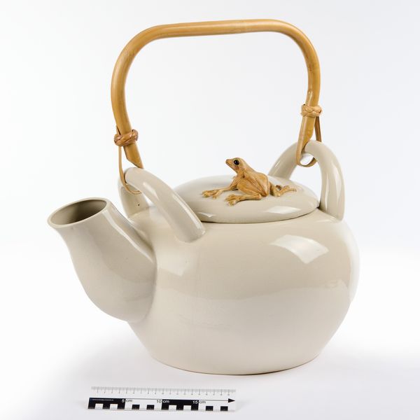 Grande teiera in ceramica bianca con presa del coperchio a rana e manico in bamb  - Asta LA CASA DELL'ARCHITETTO Asta di Design - Associazione Nazionale - Case d'Asta italiane