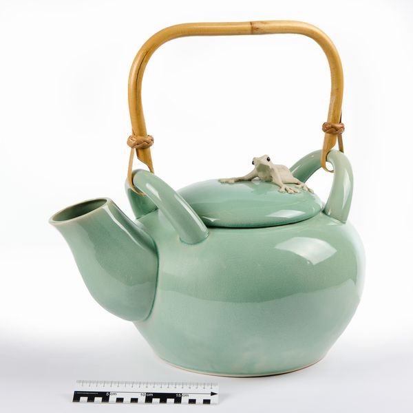 Grande teiera in ceramica verde con presa del coperchio a rana e manico in bamb  - Asta LA CASA DELL'ARCHITETTO Asta di Design - Associazione Nazionale - Case d'Asta italiane
