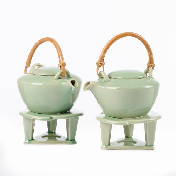 Coppia di teiere in ceramica verde con manico in bamb�  - Asta LA CASA DELL'ARCHITETTO Asta di Design - Associazione Nazionale - Case d'Asta italiane